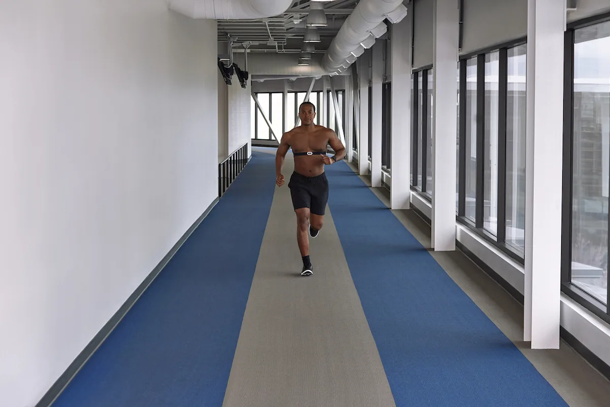 Fotografía promocional de Garmin HRM-Pro Plus durante una carrera